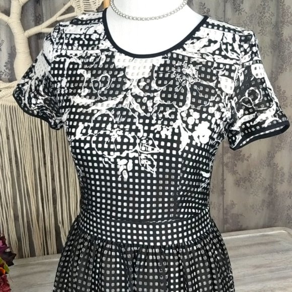 Gabby Skye floral laser cut fit and flare dress - Picture 2 of 13